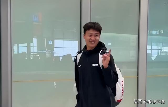 500彩票网官网-中国男篮凯旋而归!赵睿廖三宁脸带笑容与球迷互动引关注